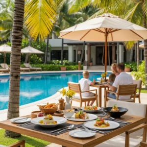 Tavola all'aperto di un resort di lusso con piatti colorati per bambini e una famiglia vista di spalle sullo sfondo.