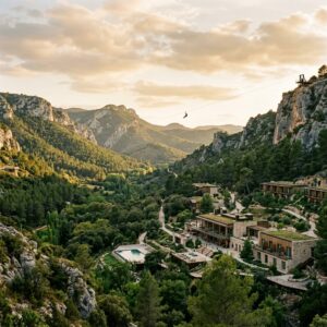 Vista panoramica di un resort d'avventura con zipline in una valle verde a Cuenca, Spagna. (Immagine generata con IA)