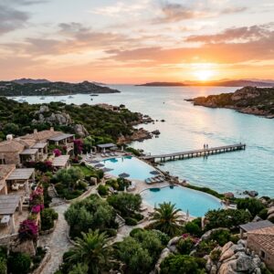 Vista panoramica di un lussuoso resort sull'isola di Santo Stefano a La Maddalena, con piscine a sfioro e un pontile che si estende verso il mare cristallino. (Immagine generata con IA)